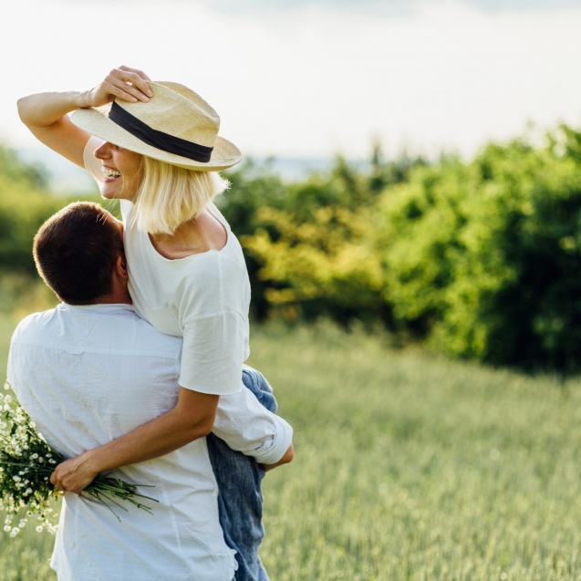 Summer,Lifestyle,Concept.,Young,Couple,Resting,In,Field,With,Wild